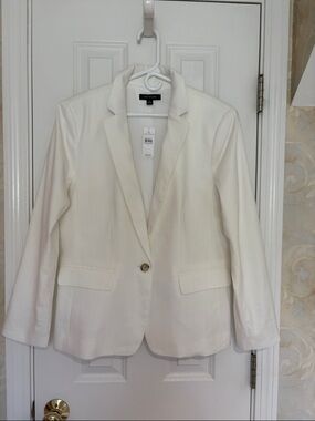 Ann Taylor Linen Blend Ivory Single-Button Blazer with Flap Pockets.